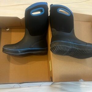 Youth size 3 black and blue snow boots barely worn